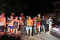 Ảnh: Dân thức đêm chờ xem mặt nghi phạm thảm sát ở Quảng Ninh