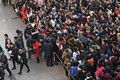 Gần 10.000 người tranh nhau một "bát cơm sắt" ở Trung Quốc