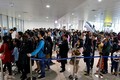 Sân bay Nội Bài chật cứng hành khách từ nước ngoài về ăn Tết