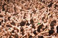 Hơn 10.000 người đóng khố hò hét, chen nhau lấy “gậy thần“