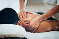 Có nên massage để giải rượu?