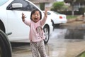 Xúc động clip cô bé nhỏ tuổi vui đùa dưới mưa