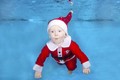 Những em bé Noel đáng yêu dưới nước