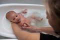 6 nguyên tắc để tắm cho bé an toàn mùa đông