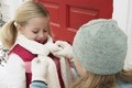 Mẹo giữ ấm chân tay cho trẻ mùa lạnh