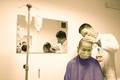 Bác sĩ ưu tú tự tay cắt tóc, chụp ảnh cho bệnh nhân