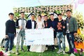 Hội bạn thân tặng chú rể Bắc Giang phong bì mừng cưới khổng lồ