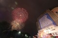 “Đại tiệc” pháo hoa: Lấp lánh trong mưa Hà Nội, huyền ảo rực sáng trời TP HCM