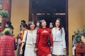 Chi Pu bị chỉ trích khi đi chùa đầu năm mới nhưng lại diện váy ngắn