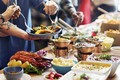 Ăn buffet thừa quá nhiều, người đàn ông bị phạt tiền