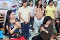 Ca sĩ tỉ phú Hà Phương giản dị đi trao quà từ thiện