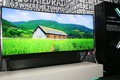 “Trên tay” TV SUHD 105 inch có thể bẻ cong của Samsung