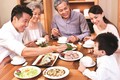 Ăn cơm với bố vợ, chồng thay đổi cách đối xử với vợ