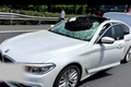 Clip: Lốp xe rơi khỏi xe tải, đập nát kính chắn gió BMW trên cao tốc