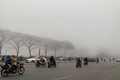 Sương mù phủ Hà Nội, xe cộ phải bật đèn để di chuyển?