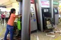 Quý cô đập phá máy ATM vì bị nuốt thẻ gây sốc