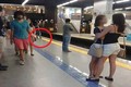 Sự thật bất ngờ ảnh gái trẻ ôm nhau ở ga tàu