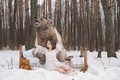 Gái trẻ bạo gan tạo dáng thân mật với gấu giữa rừng