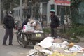 Bãi rác thải lớn, bốc mùi hôi thối trên đường Nguyễn Văn Huyên kéo dài