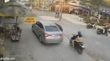 Ô tô mở cửa bất cẩn “hạ gục” người phụ nữ đi xe máy trên phố