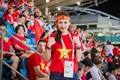 Tú Anh diện áo cờ đỏ sao vàng cổ vũ U23 VN
