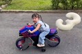 Con gái Cường Đô la tự lái “siêu xe”, phong thái chuẩn rich kid