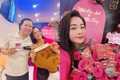 Nhật Kim Anh sinh nhật hoành tráng, được tặng cả bó hoa vàng miếng