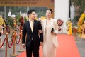 Hoa hậu Đỗ Mỹ Linh xinh tươi khoác tay chồng trên thảm đỏ