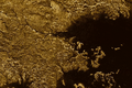 Sửng sốt phát hiện Hydrocarbon lỏng trên mặt trăng Titan