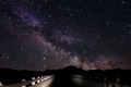 Ảnh đẹp ấn tượng thiên hà Milky Way ngả mình trên cầu