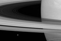 Ảnh độc: Mặt trăng Mimas bị vành nhẫn sao Thổ lấn át