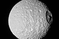Chùm ảnh phân giải cao về Mặt trăng Mimas của sao Thổ