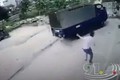 Video: Nữ tài xế tập lái xe tải đâm vào hai em nhỏ