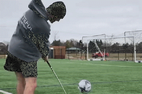 Video: Cú dứt điểm đưa bóng vào góc chữ A bằng gậy đánh golf