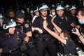Tranh cãi về chiến thuật quây kín đám đông của cảnh sát Mỹ