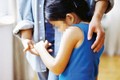 “Vùng kín” con gái 8 tuổi chảy mủ, bố mẹ choáng váng biết lý do