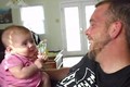 Bất ngờ bé hai tháng tuổi biết nói “con yêu bố“