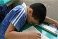Khẩn cầu “ngủ một lát” không được, cậu bé gục chết trên bàn học