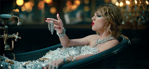 Soi kim cương 100 triệu USD gây choáng trong bồn tắm của Taylor Swift