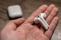 Apple Airpods và Sony WF-1000XM3: Chọn tiện lợi hay khử ồn?