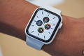 Chi tiết đồng hồ Apple Watch Series 5 giá từ 399 USD