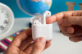 AirPods là tai nghe không dây phổ biến nhất thế giới