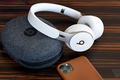 Apple ra mắt tai nghe Beats Solo Pro trước sự kiện Google Pixel