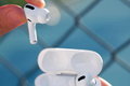 Người dùng ngửi được hương thơm trái cây từ AirPods Pro