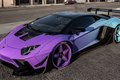 Chris Brown "lột xác" Lamborghini Aventador SV với dàn áo sặc sỡ