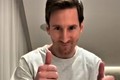 Video: Messi tâng cuộn giấy vệ sinh sau lời thách đố của Xavi