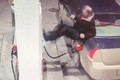 Video: Phải trả tiền trước, tài xế điên cuồng đập phá cột bơm xăng