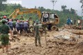 Dầm mưa bới rác trên sông tìm nạn nhân mất tích ở Trà Leng