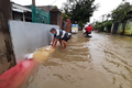 Mưa lớn kéo dài, nhiều nơi ở Bình Định chìm trong nước lũ