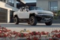 GMC Hummer EV 2022 - bán tải điện tiền tỷ "ngang như cua" đắt khách